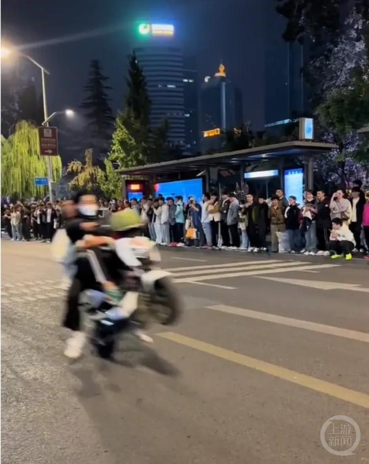 “鬼火少年”深夜在红色教育基地前飙车放烟花！警方现场抓捕：你们这是糟蹋青春啊！