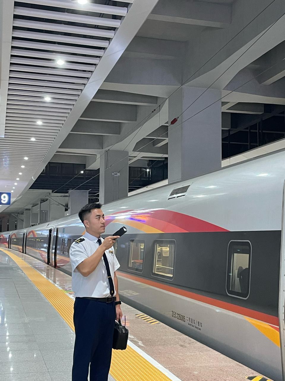 300余名随车机械师护航夜间高铁，助力旅客返程