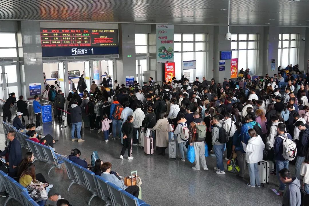 国庆假期 哈密火车站发送旅客超7.2万人次 国庆假期 哈密火车站发送旅客超7.2万人次
