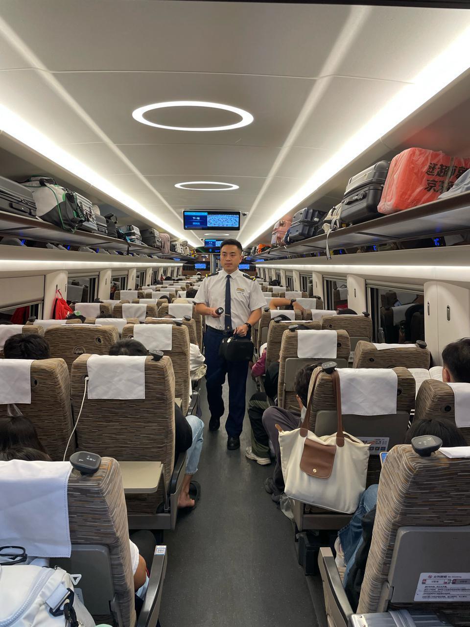 300余名随车机械师护航夜间高铁，助力旅客返程