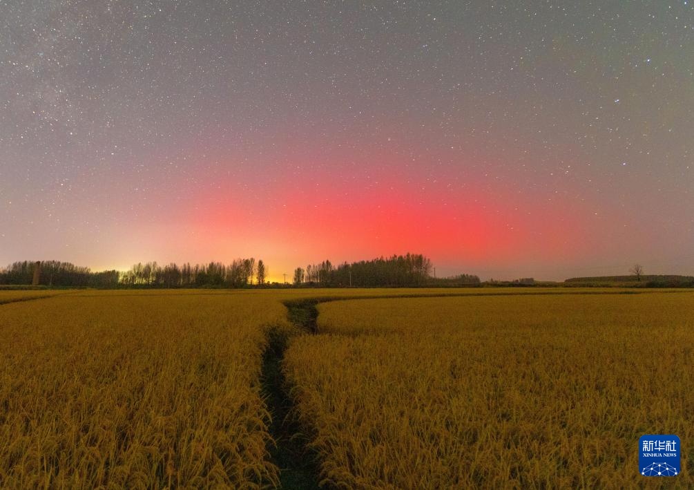 黑龙江佳木斯出现极光