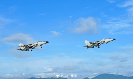 炫酷！战机直冲云霄高清壁纸