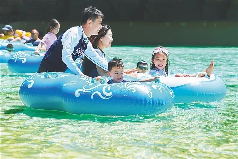 国庆假期海南接待游客413.32万人次，游客总花费57.38亿元