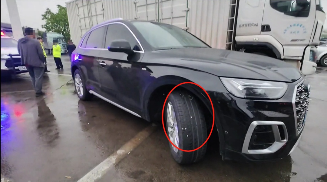 返程高速上,几十辆车轮胎被图钉扎了!警方:排除故意抛撒 返程高速上,几十辆车轮胎被图钉扎了!警方:排除故意抛撒