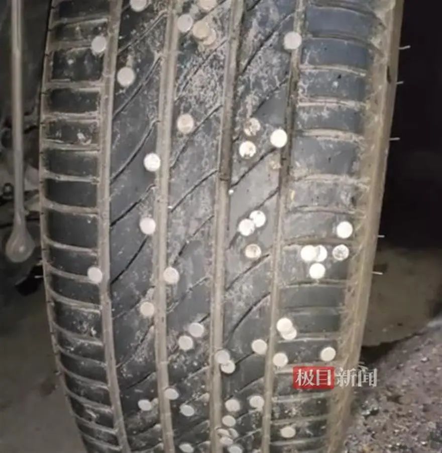 返程高速上,几十辆车轮胎被图钉扎了!警方:排除故意抛撒 返程高速上,几十辆车轮胎被图钉扎了!警方:排除故意抛撒