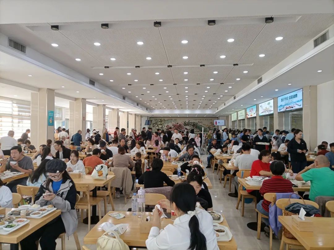 此地市政府食堂再次出圈!28元可以吃到四菜一汤,队伍排到门外 此地市政府食堂再次出圈!28元可以吃到四菜一汤,队伍排到门外