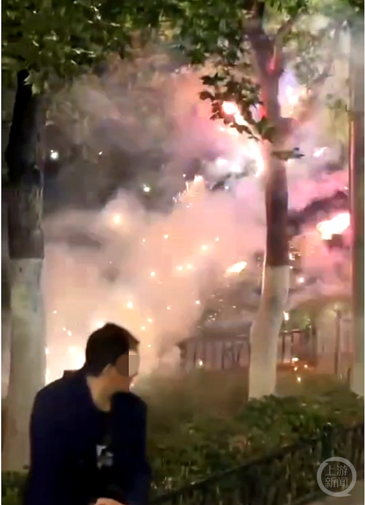 济南多名摩托车手深夜“炸街”飙车放烟花,警方回应 济南多名摩托车手深夜“炸街”飙车放烟花,警方回应