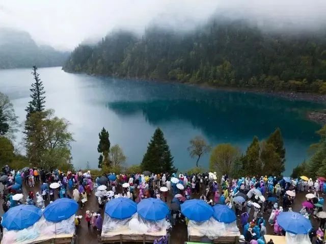 国庆7天接待游客24万人次，“完全不堵”的九寨沟为何成了一股清流？