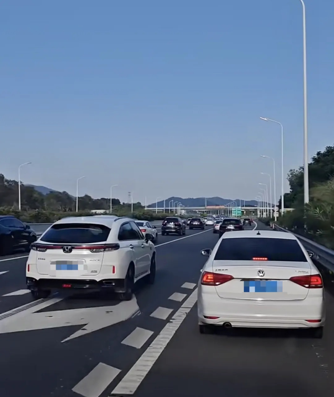 小车强占应急车道、不避让载有病重婴儿救护车,交警出手! 小车强占应急车道、不避让载有病重婴儿救护车,交警出手!