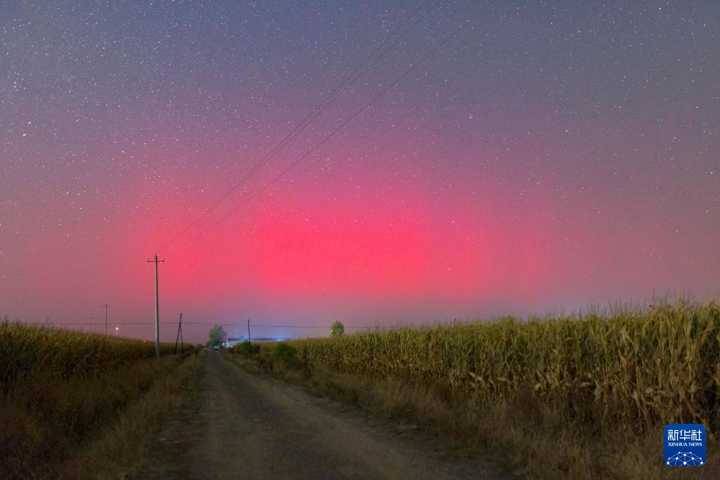 黑龙江佳木斯出现极光