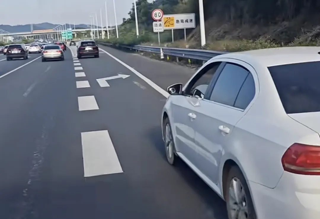 小车强占应急车道、不避让载有病重婴儿救护车,交警出手! 小车强占应急车道、不避让载有病重婴儿救护车,交警出手!