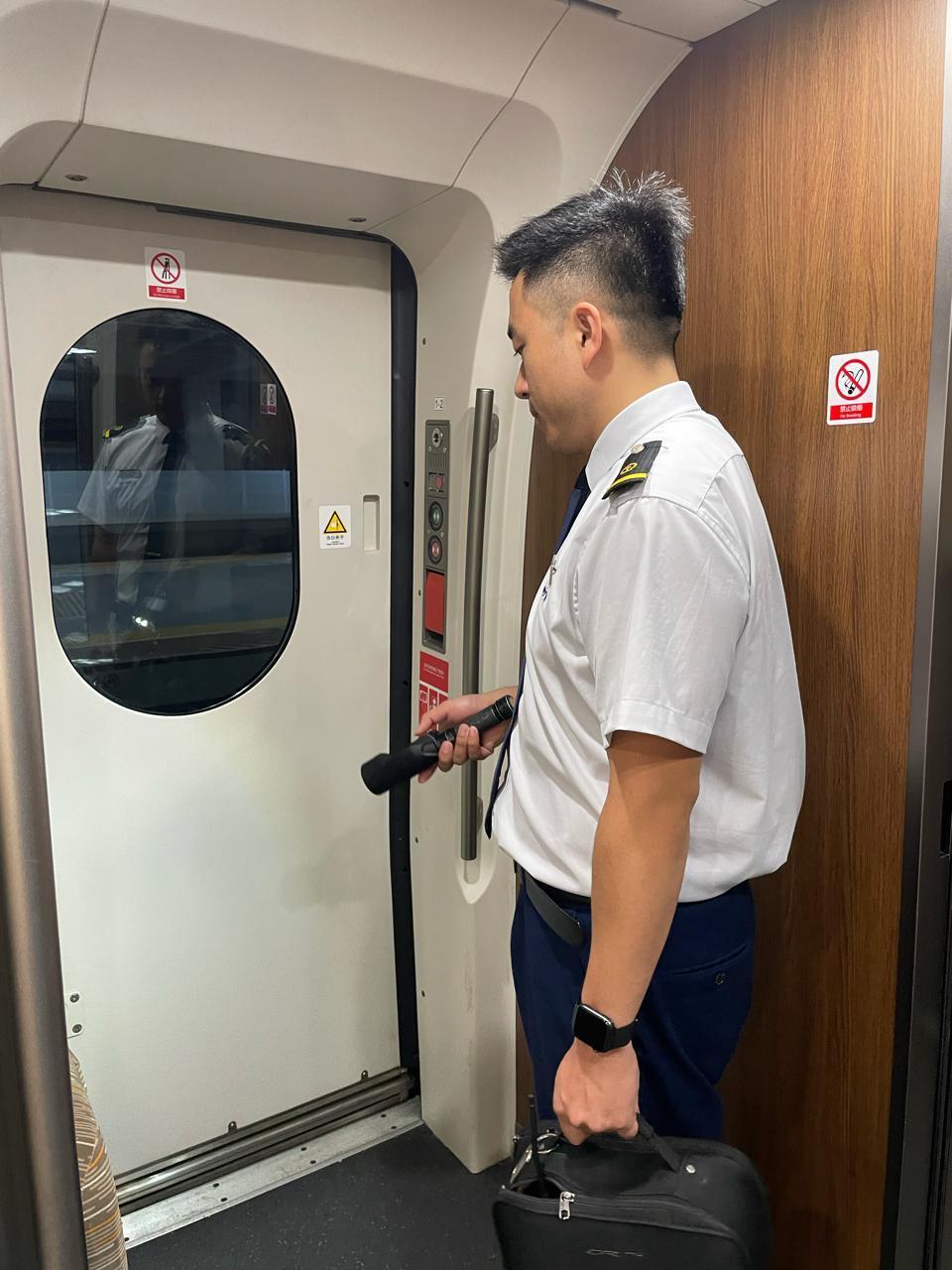 300余名随车机械师护航夜间高铁，助力旅客返程