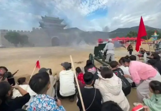 沉浸式体验《亮剑》！山东一景区“跟着团长打县城”项目爆火