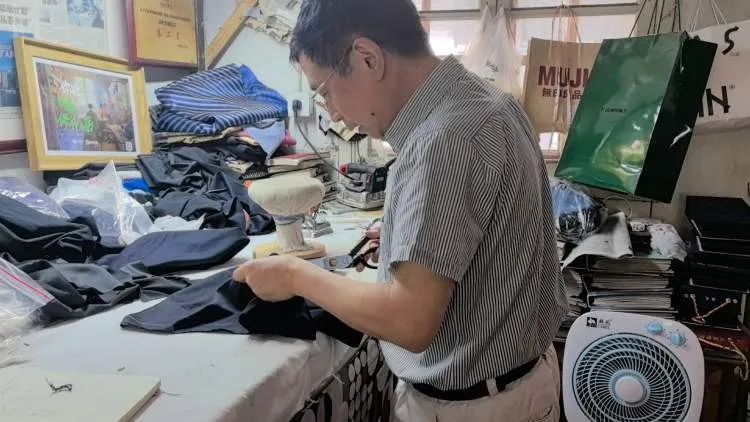 脑洞大开!20年前妈妈的婚纱“爆改”成了抹胸款,女儿结婚穿 脑洞大开!20年前妈妈的婚纱“爆改”成了抹胸款,女儿结婚穿