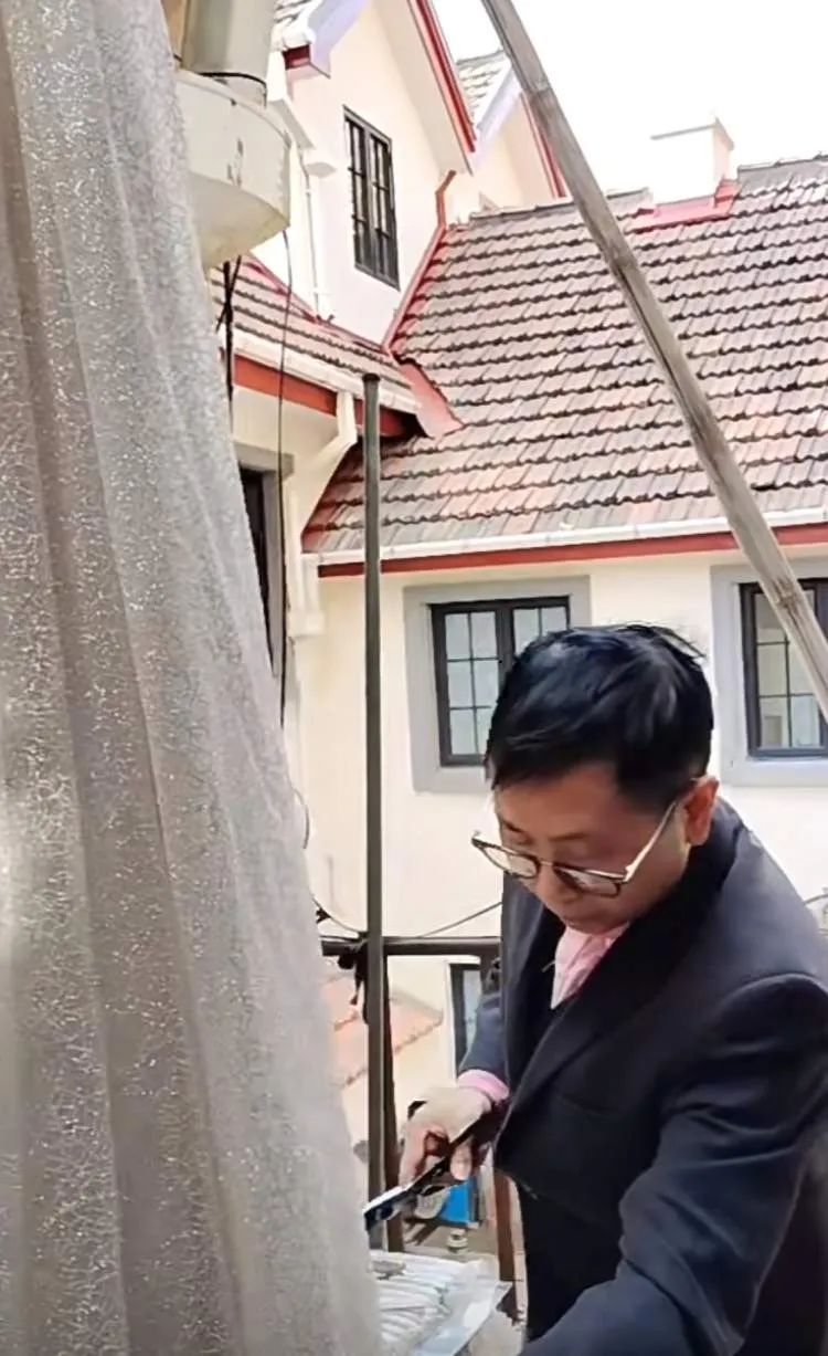 脑洞大开!20年前妈妈的婚纱“爆改”成了抹胸款,女儿结婚穿 脑洞大开!20年前妈妈的婚纱“爆改”成了抹胸款,女儿结婚穿