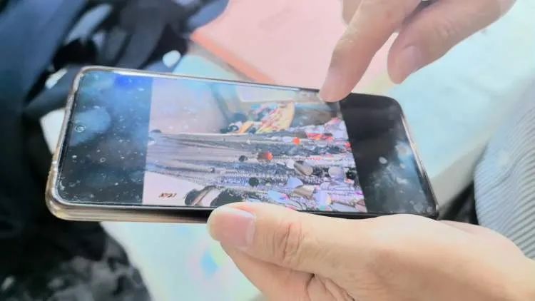 脑洞大开!20年前妈妈的婚纱“爆改”成了抹胸款,女儿结婚穿 脑洞大开!20年前妈妈的婚纱“爆改”成了抹胸款,女儿结婚穿