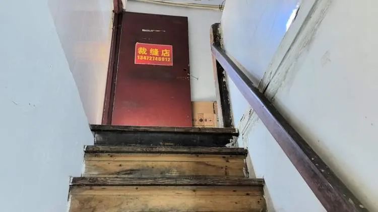 脑洞大开!20年前妈妈的婚纱“爆改”成了抹胸款,女儿结婚穿 脑洞大开!20年前妈妈的婚纱“爆改”成了抹胸款,女儿结婚穿