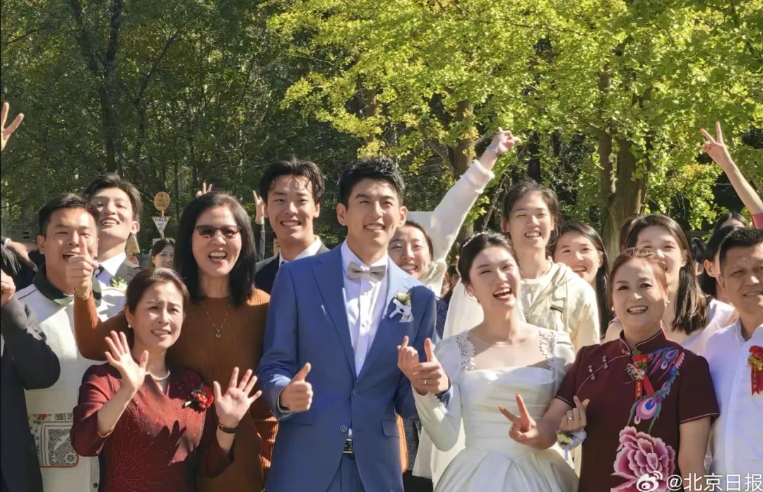 他们同一天官宣结婚！现场众星云集