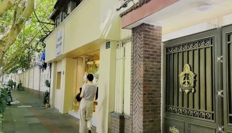 脑洞大开!20年前妈妈的婚纱“爆改”成了抹胸款,女儿结婚穿 脑洞大开!20年前妈妈的婚纱“爆改”成了抹胸款,女儿结婚穿