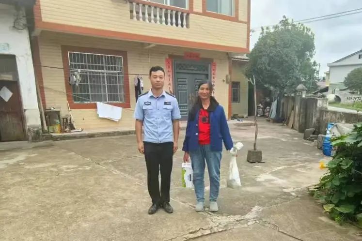 这个心疙瘩终于解了，派出所门口被村民硬“塞”土鸡······