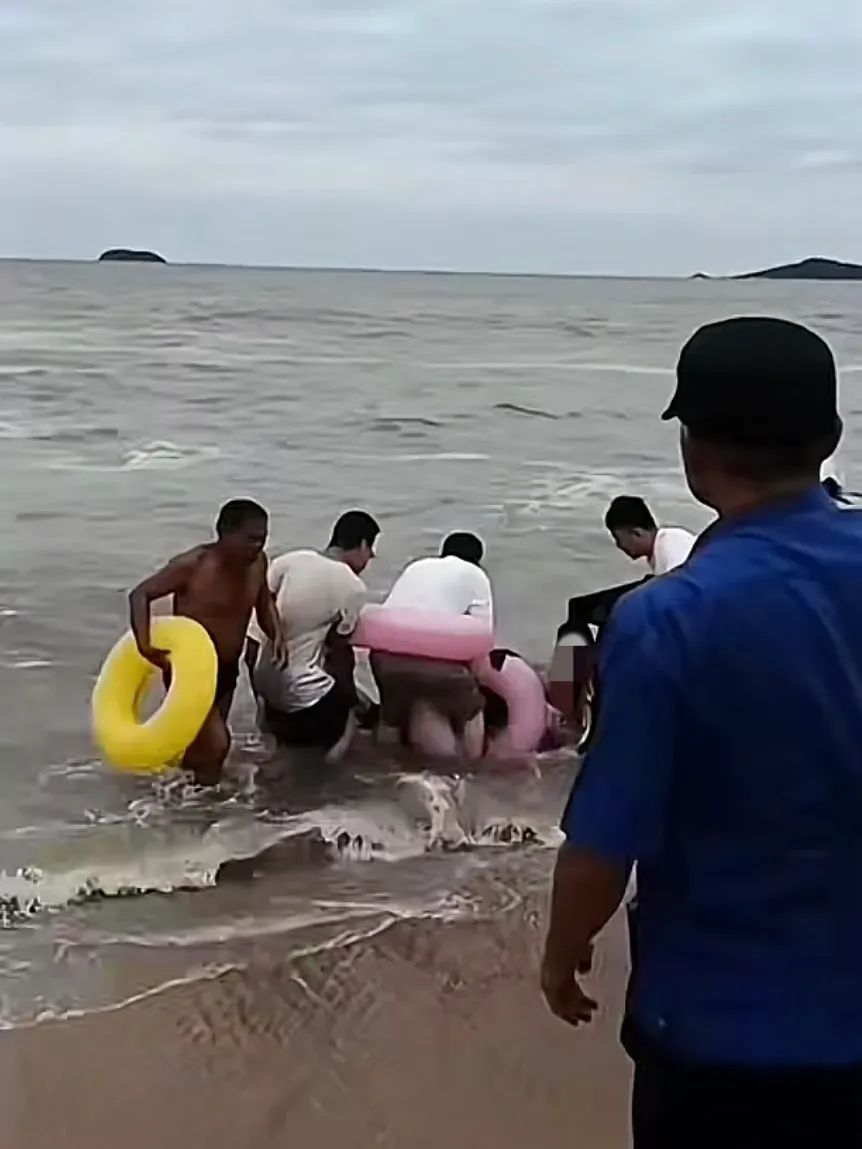 生死时速，大浪卷走母女……