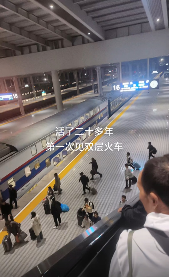 大学生坐火车返程惊呆了！从没见过，12306回应