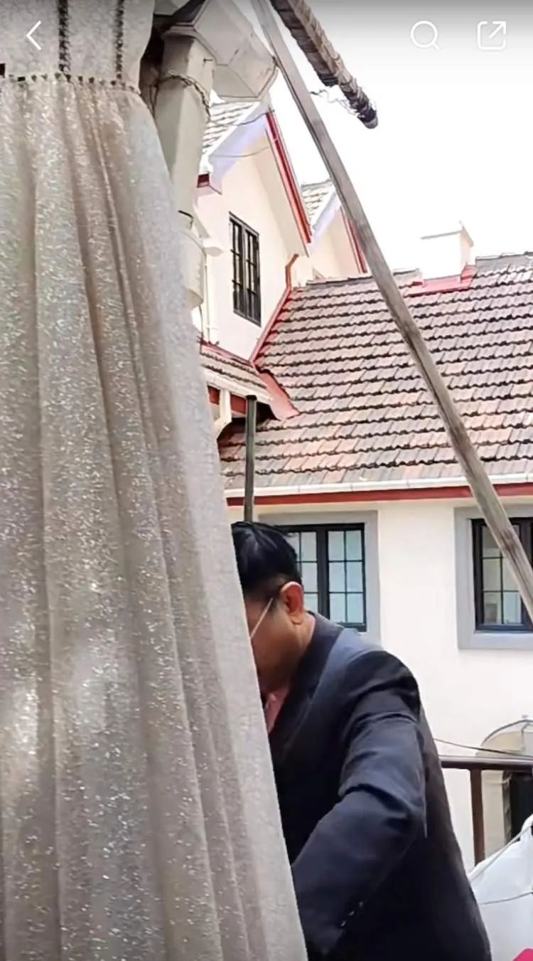 脑洞大开!20年前妈妈的婚纱“爆改”成了抹胸款,女儿结婚穿 脑洞大开!20年前妈妈的婚纱“爆改”成了抹胸款,女儿结婚穿