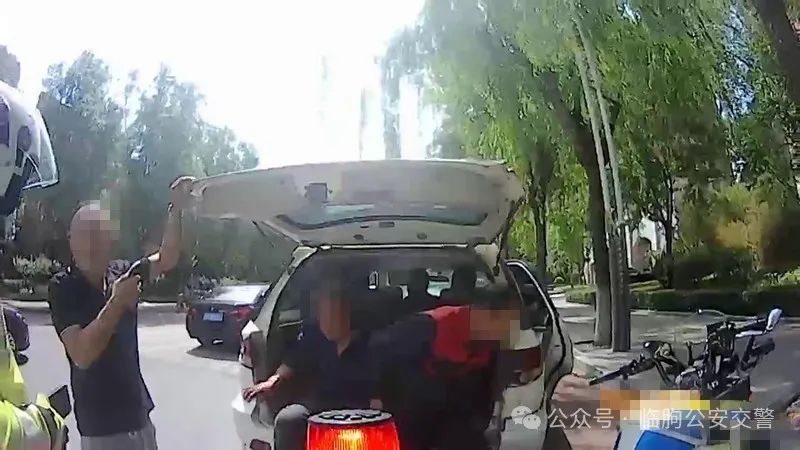 咦?他俩藏在了后备箱! 咦?他俩藏在了后备箱!