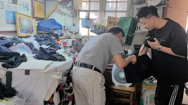 脑洞大开!20年前妈妈的婚纱“爆改”成了抹胸款,女儿结婚穿 脑洞大开!20年前妈妈的婚纱“爆改”成了抹胸款,女儿结婚穿