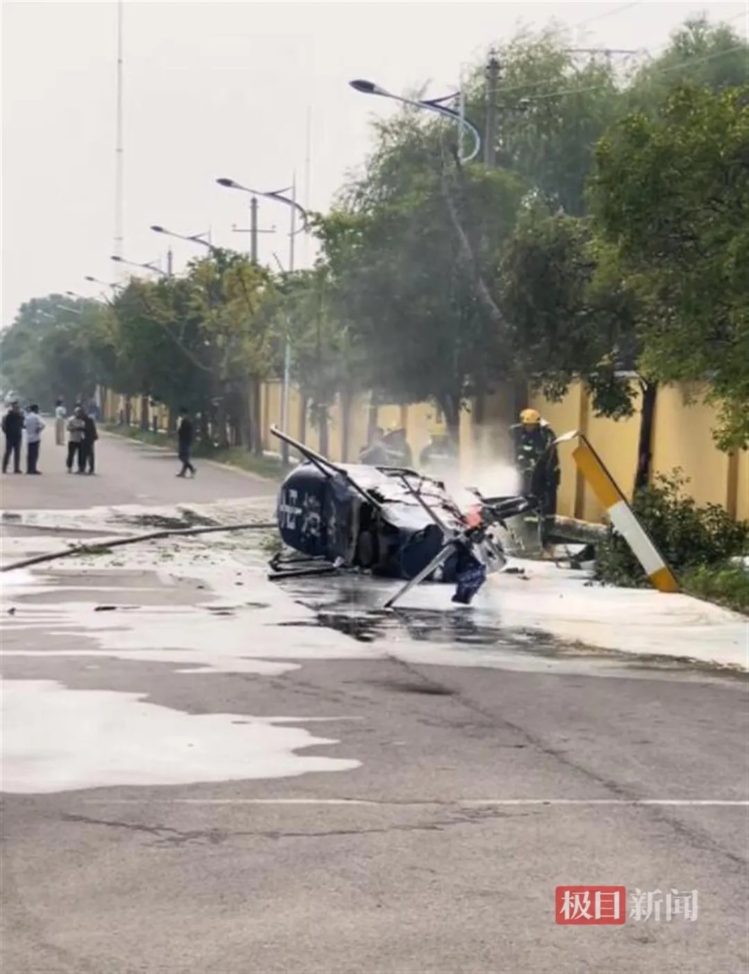 河南一直升机突然坠落致1人受伤!当地多方回应 河南一直升机突然坠落致1人受伤!当地多方回应