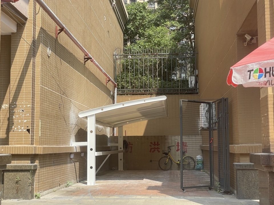 长沙一小区电动车充电棚紧贴居民楼？业主有点慌，多方回应