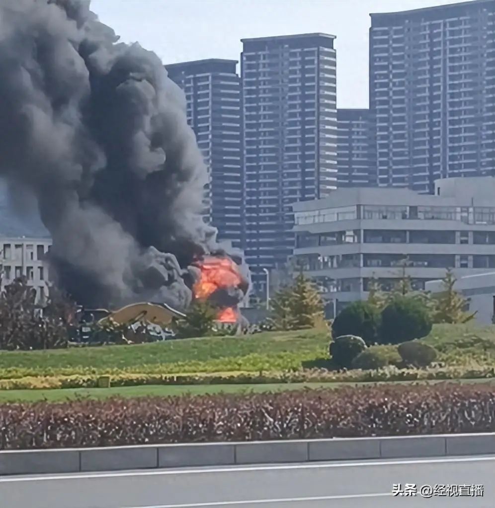 大连一直升机失火损毁，黑烟滚滚！当地通报：系驾驶员操作不当
