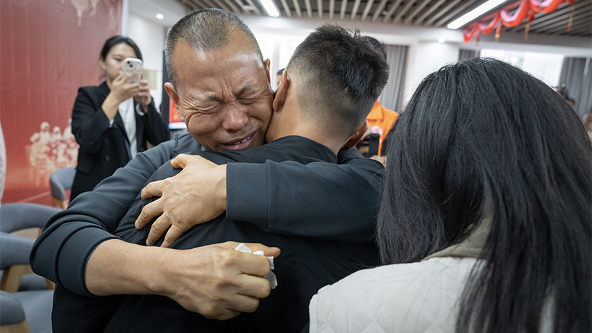 他找到了失散31年的父母