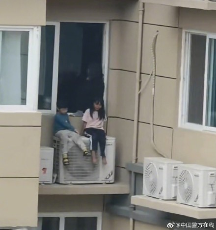 太冲动！夫妻吵架把孩子放23楼空调外机上