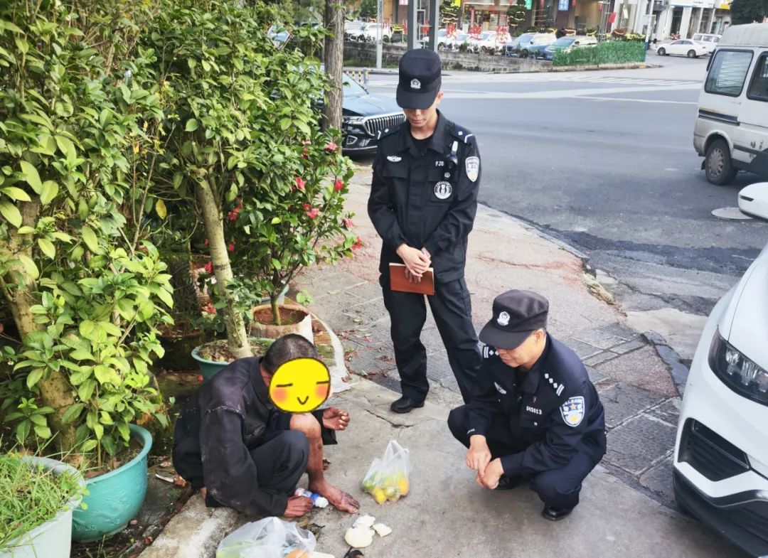 赞！老人迷失街头，民警暖心护送