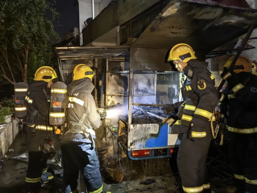 刚干5天,男子的“工位”咋自己烧没了? 刚干5天,男子的“工位”咋自己烧没了?