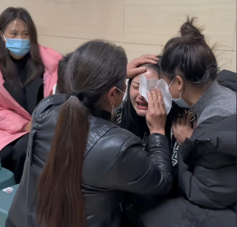 32岁网红直播后突发脑出血!昏迷进ICU,有4个小孩 32岁网红直播后突发脑出血!昏迷进ICU,有4个小孩