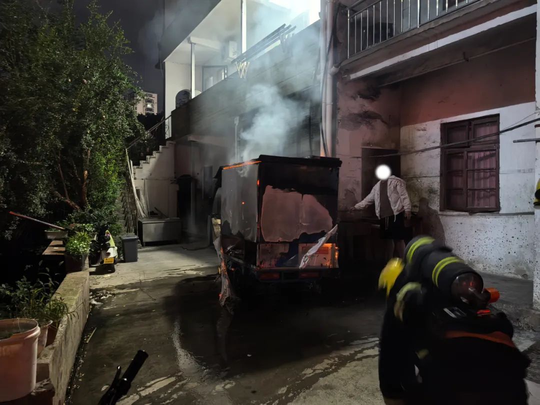 刚干5天,男子的“工位”咋自己烧没了? 刚干5天,男子的“工位”咋自己烧没了?