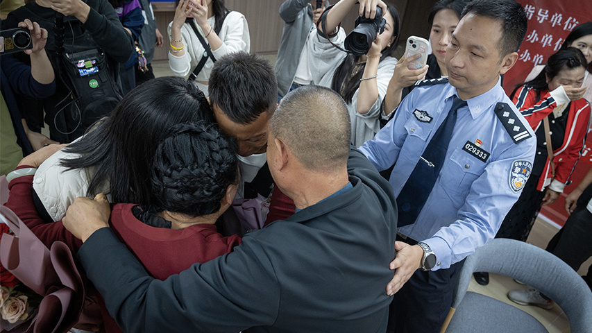 他找到了失散31年的父母