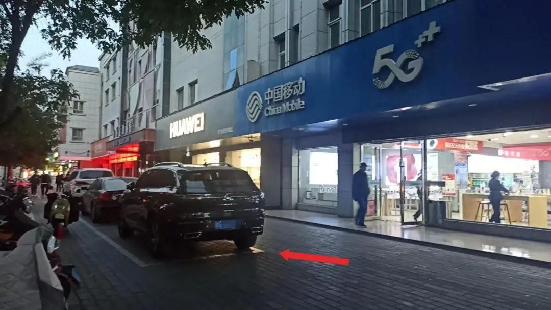 交警拖走正规停放车辆?警方:接到群众举报,沟通后当事人认可 交警拖走正规停放车辆?警方:接到群众举报,沟通后当事人认可