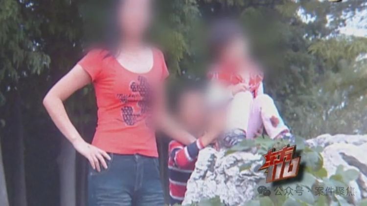 多年前3岁女童在上海失踪,母亲崩溃到精神失常!警方最近传来消息,关键线索披露 多年前3岁女童在上海失踪,母亲崩溃到精神失常!警方最近传来消息,关键线索披露