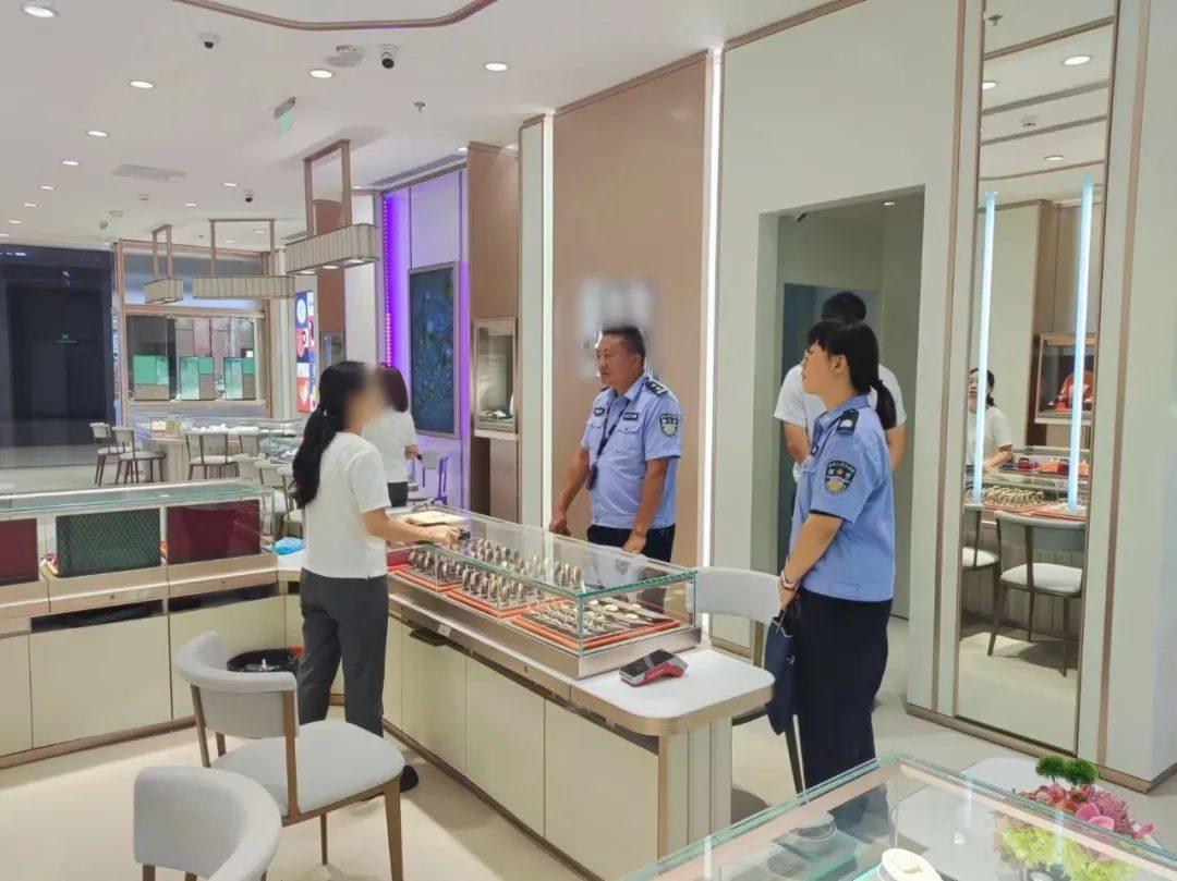 金店店员遇到大款了?男子欲购买大量黄金!竟是为了…… 金店店员遇到大款了?男子欲购买大量黄金!竟是为了……