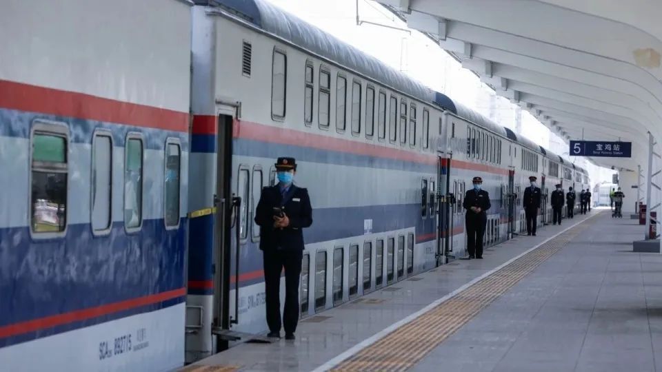 从陕西出发!“这么多年第一次见双层火车”,12306回应→ 从陕西出发!“这么多年第一次见双层火车”,12306回应→