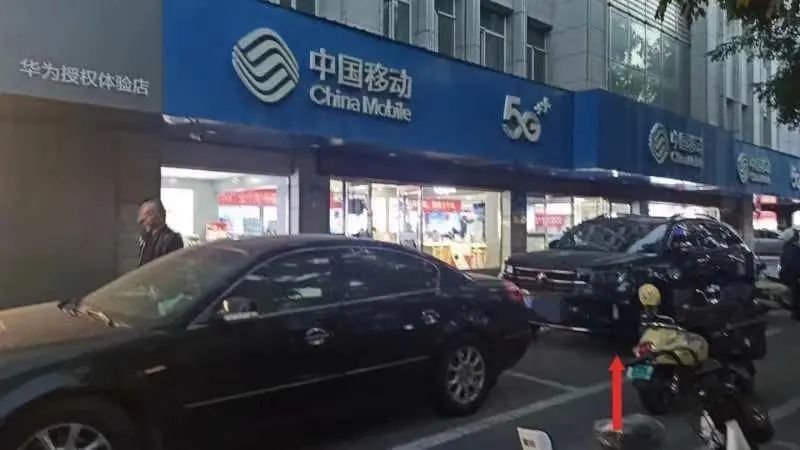 交警拖走正规停放车辆?警方:接到群众举报,沟通后当事人认可 交警拖走正规停放车辆?警方:接到群众举报,沟通后当事人认可