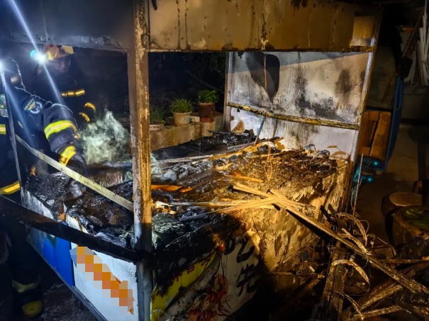 刚干5天,男子的“工位”咋自己烧没了? 刚干5天,男子的“工位”咋自己烧没了?