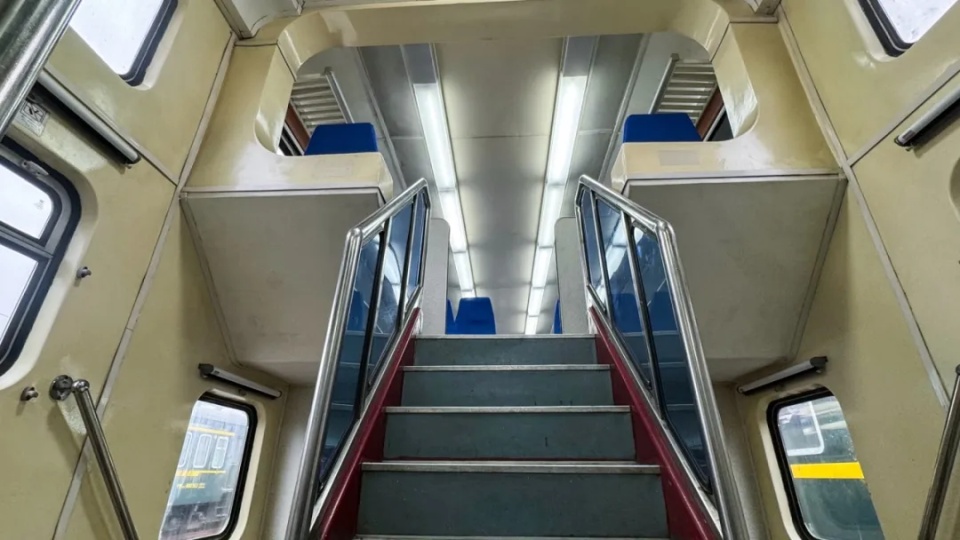 从陕西出发!“这么多年第一次见双层火车”,12306回应→ 从陕西出发!“这么多年第一次见双层火车”,12306回应→