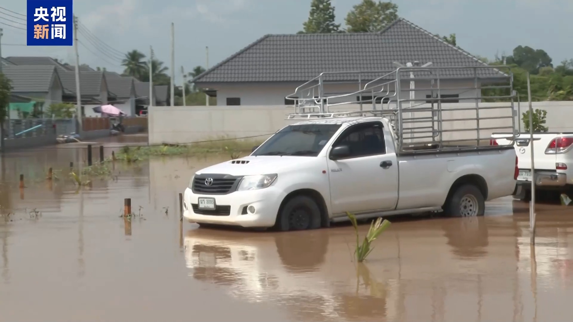 泰国多地洪灾，被困清迈的上百中国游客安全转移