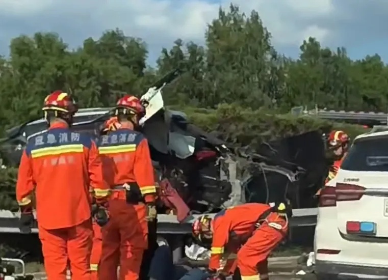 事发京沪高速！车辆起火后严重损毁，发动机脱离，一人送医