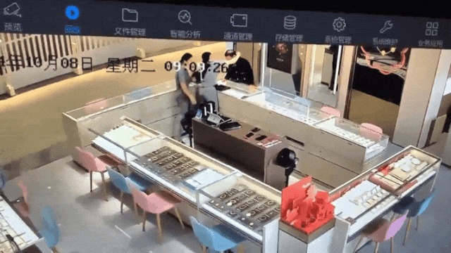 事发武汉闹市区一金店！男子试戴两万元金项链后，拔腿跑路
