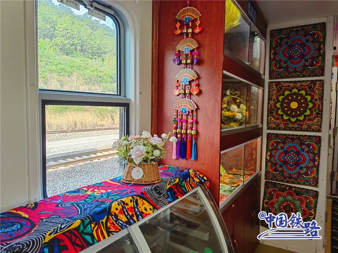 从陕西出发!“这么多年第一次见双层火车”,12306回应→ 从陕西出发!“这么多年第一次见双层火车”,12306回应→